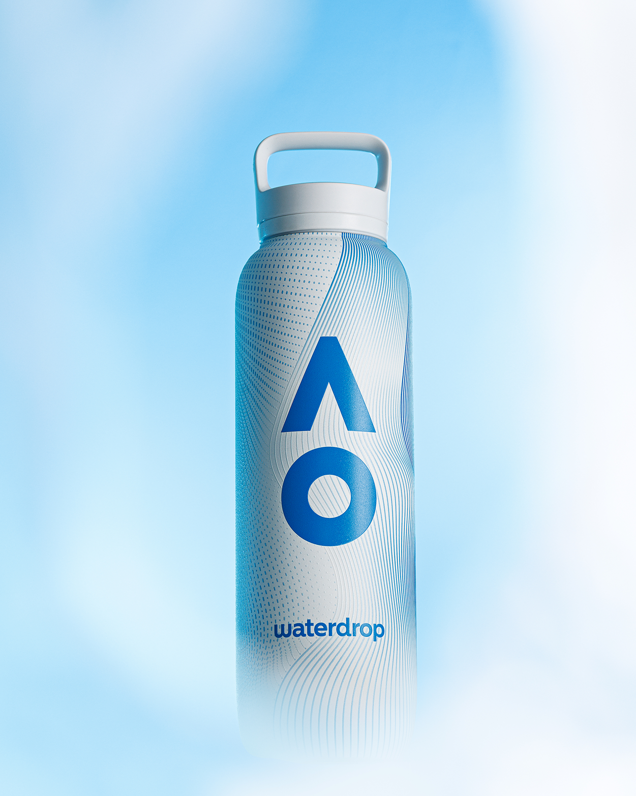 Blaues Trinkflasche mit großem weißem geometrischen Logo vorne vor blauem Nebelhintergrund.