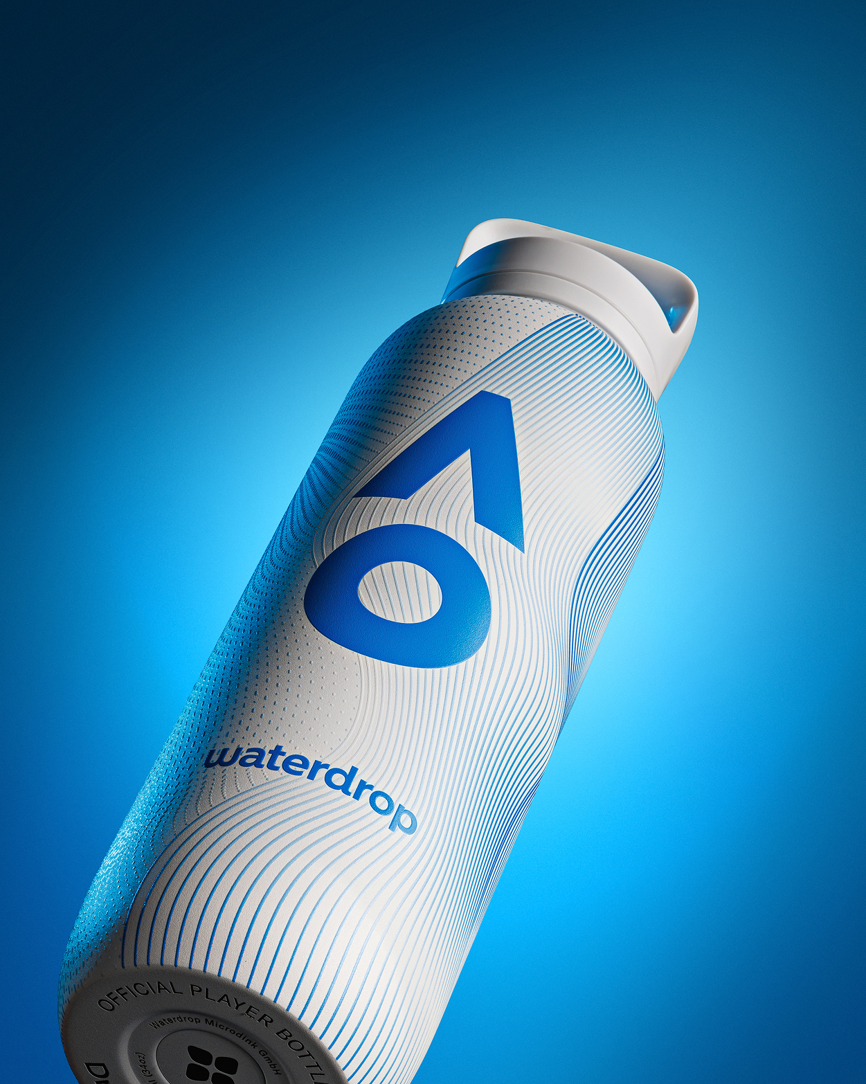 Weiße und blaue Sport-Wasserkaraffe mit Griff, diagonal positioniert vor blauem Hintergrund.
