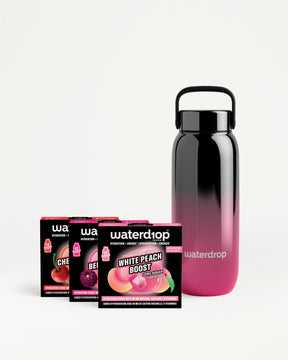 Wiederverwendbare Wasserflasche mit schwarzem bis rosa Farbverlauf und mehreren Geschmackspaketen.