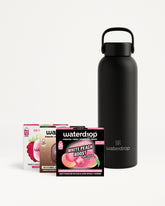Matte-schwarze Wasserflasche mit Griff neben verschiedenartigen Waterdrop-Geschmacksbeuteln.