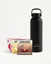 Schwarze isolierte Wasserflasche mit Griff neben einem Set Flavour-Boxen.