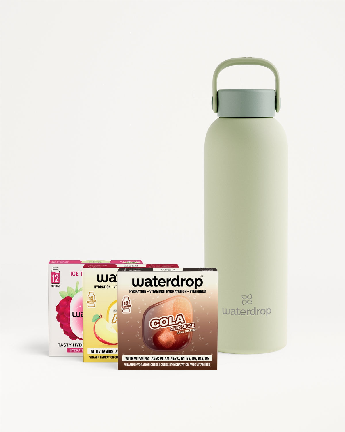 Hellgrüne wiederverwendbare Wasserflasche mit Griff, umgeben von kleinen Getränkekästchen.