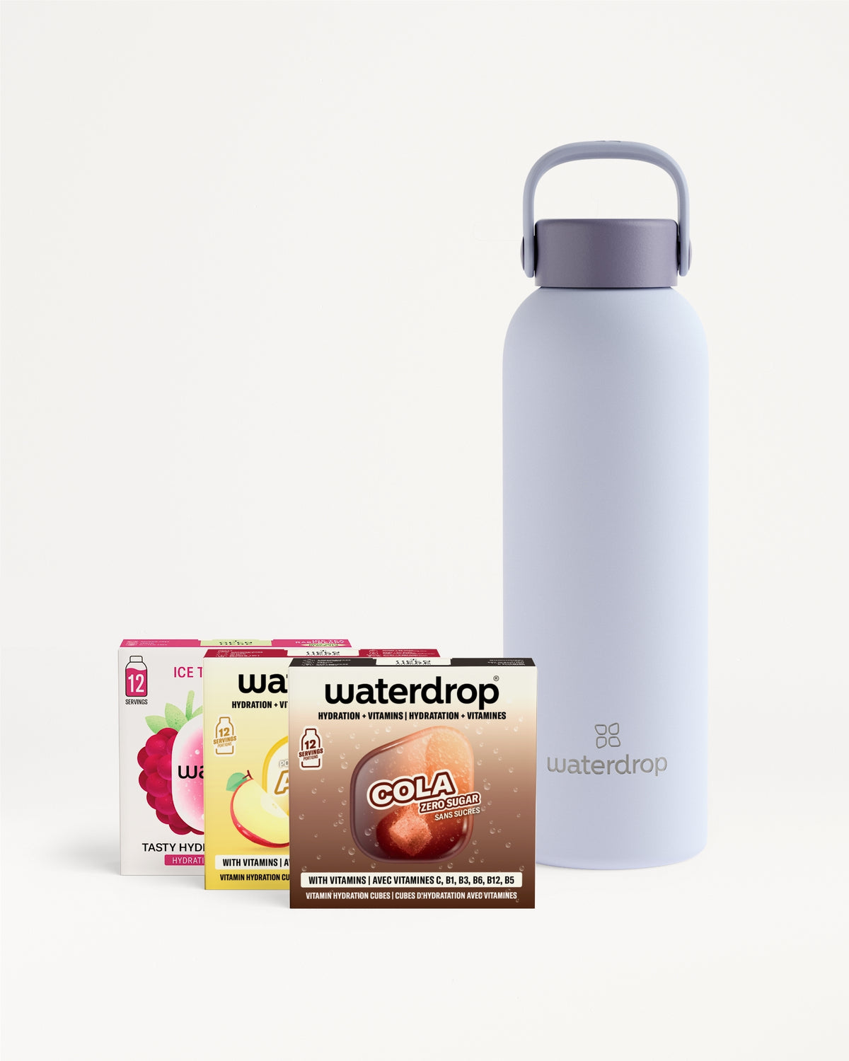 Verschiedene Saftkartons neben einer hellblauen wiederverwendbaren Wasserflasche.