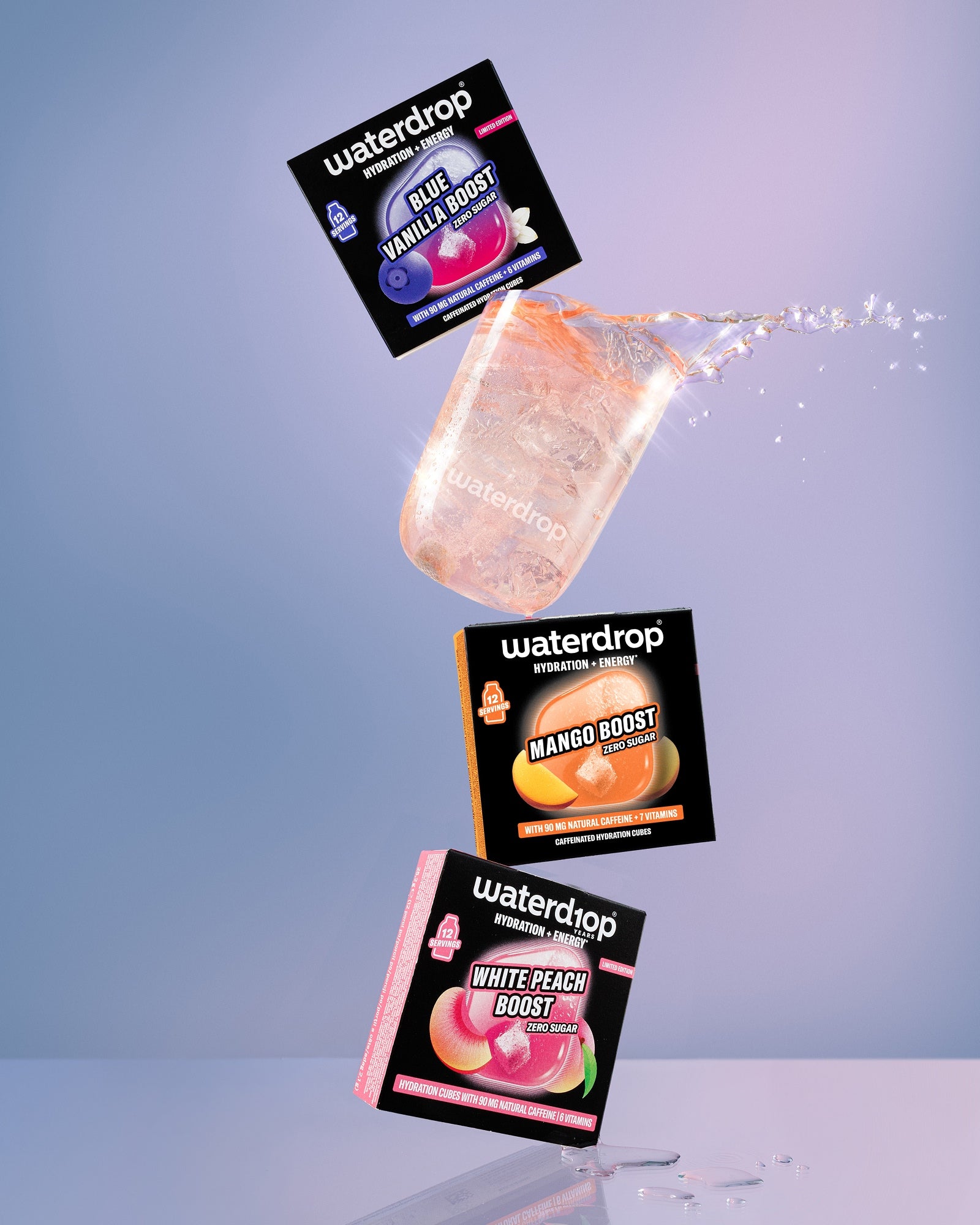 Waterdrop Boost-Beutel schweben in der Luft vor blauem Verlaufshintergrund.