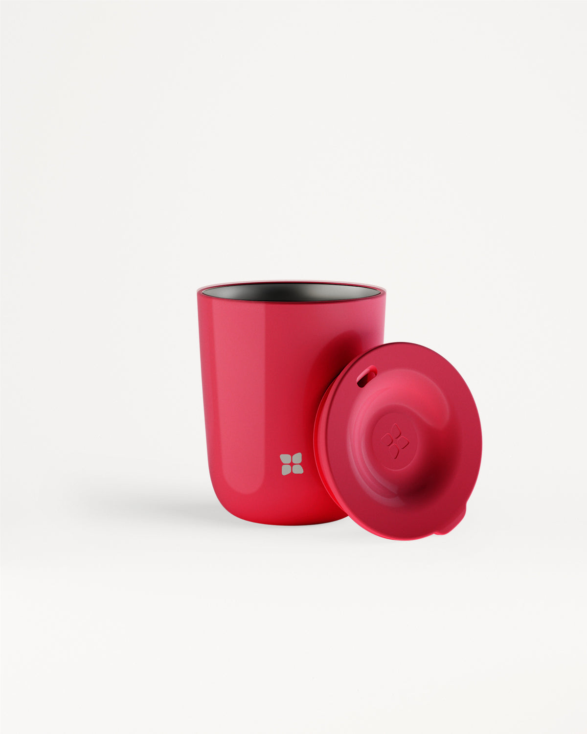 Rote Tasse mit rotem Deckel vor weißem Hintergrund.