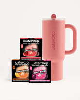 Rosa Flasche mit Griff neben drei schwarzen Waterdrop-Boxen mit Geschmack.