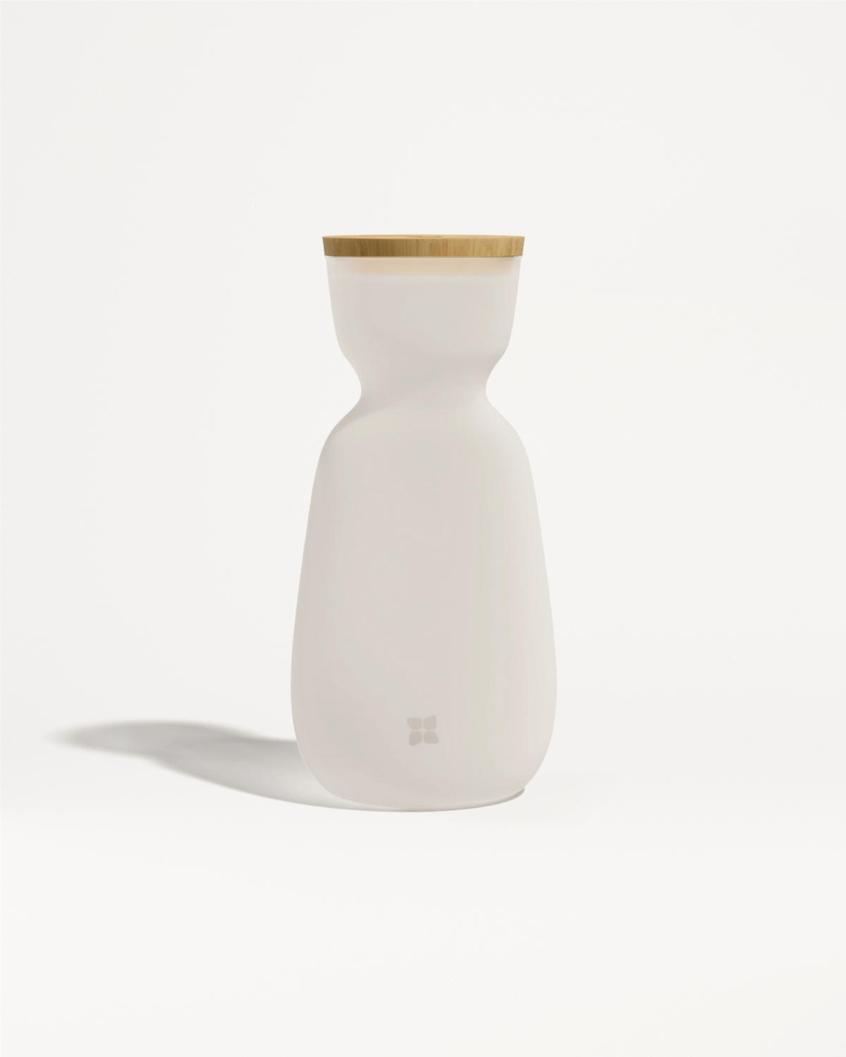 Weiße Keramikflasche mit Deckel aus hellem Holz und glattem, geschwungenem Körper.