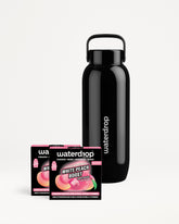 Schwarze Edelstahl-Trinkflasche mit Griff, neben zwei kleinen Geschmacksboxen.