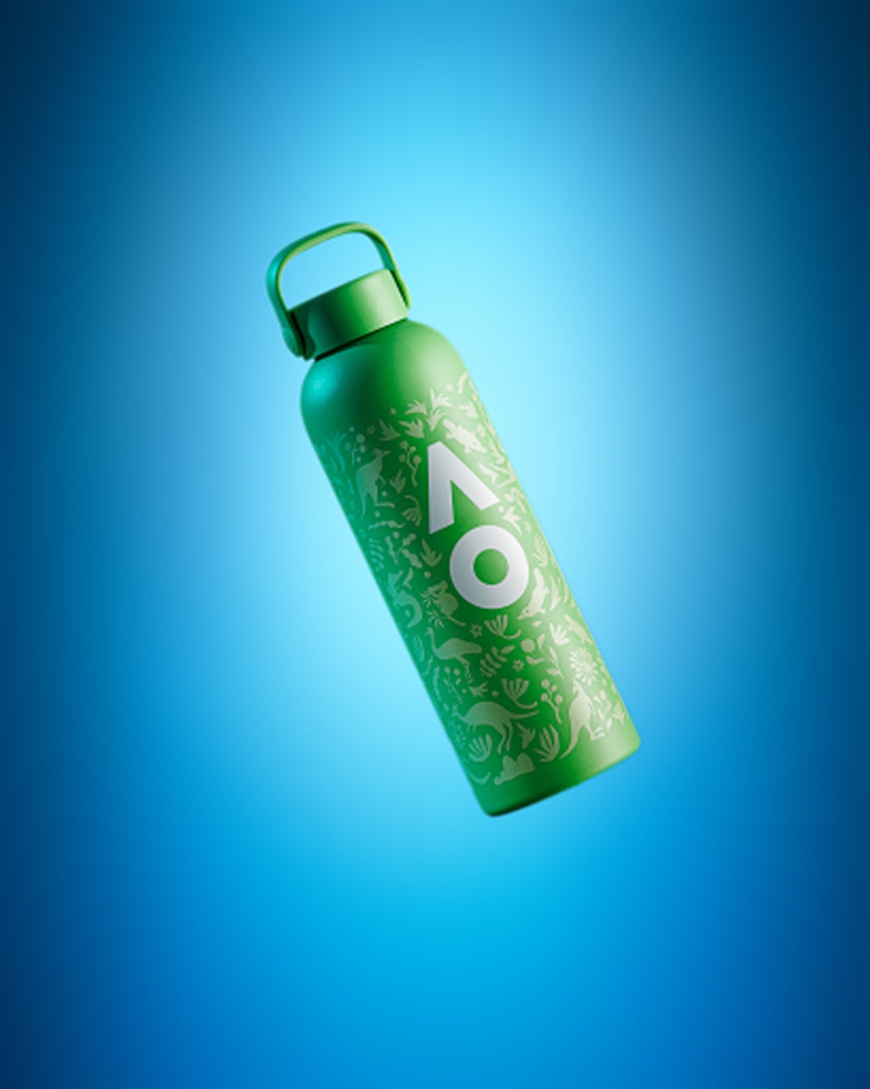Grüne wiederverwendbare Wasserflasche mit weißem Muster vor blauem Verlauf.