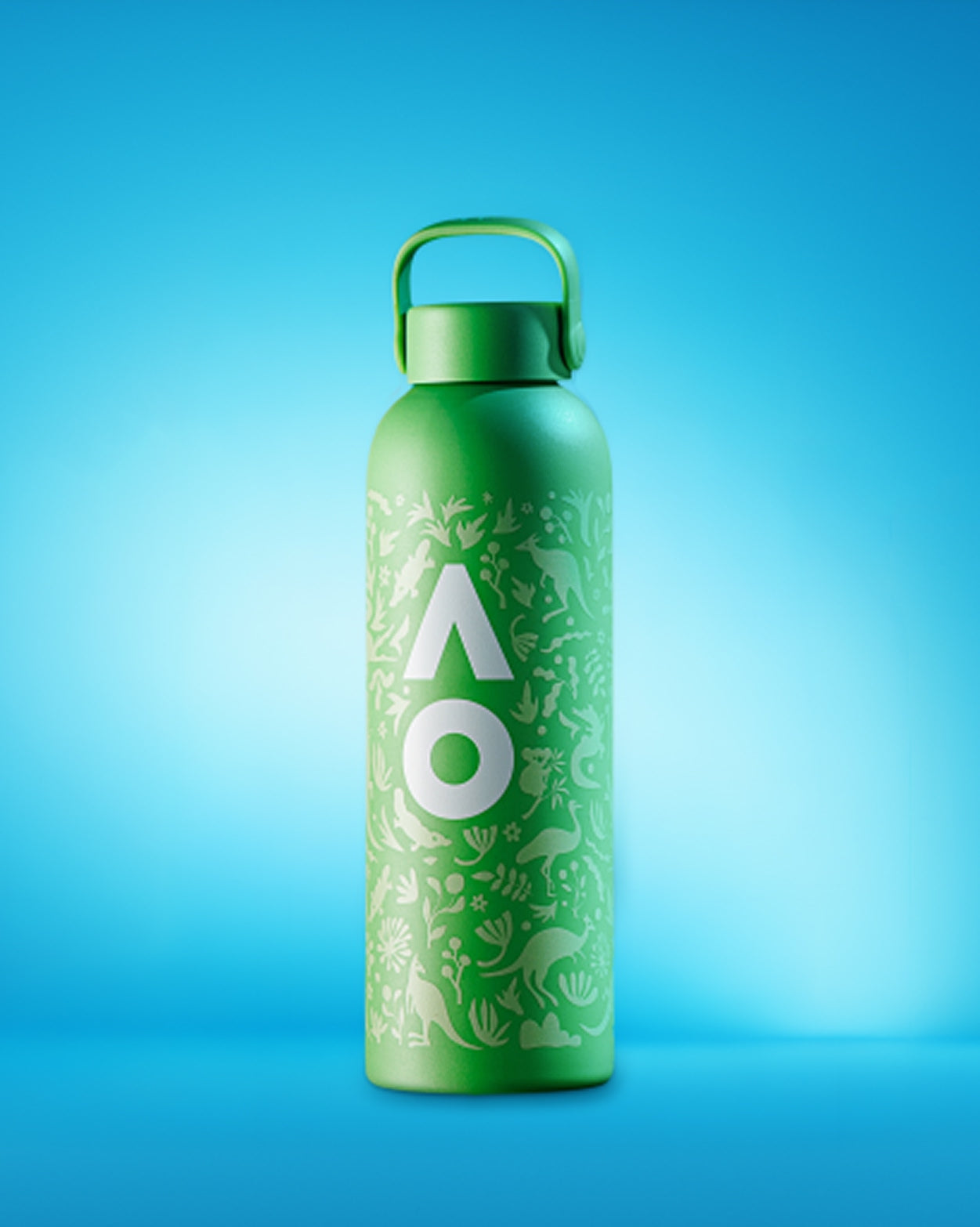 Grüne wiederverwendbare Wasserflasche mit Blattmuster und Henkelkappe vor blauem Verlauf.