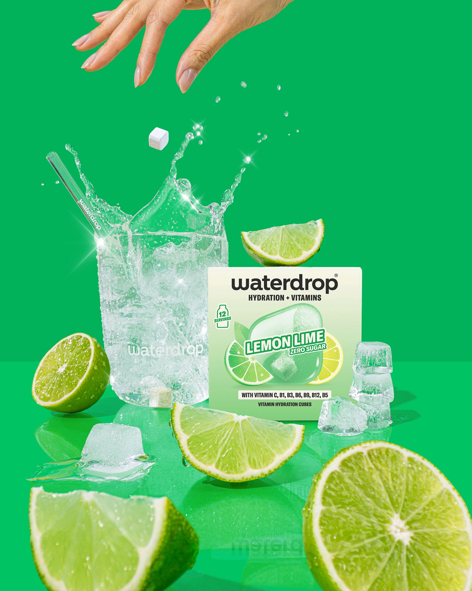 Waterdrop-Geschmacksverpackung Lemon-Lime mit Limettenstücken, Eiswürfeln und einem Spritzer Wasser vor hellem Grün.