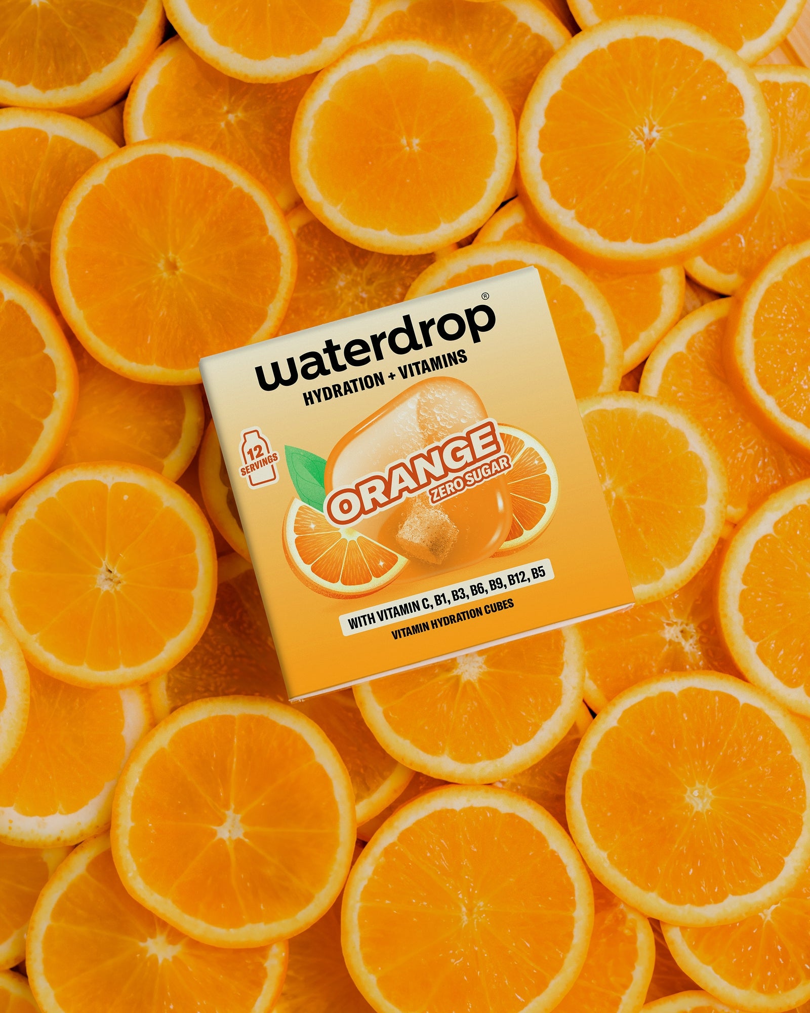 Oberfläche voller Orangehälften, mit einer kleinen weißen quadratischen Box in der Mitte.