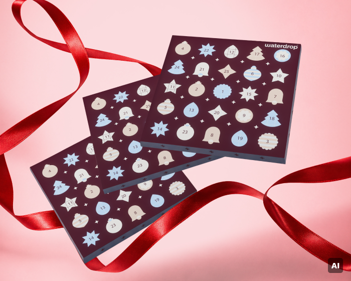 Zwei dunkelblaue Adventskalender-Tafeln mit nummerierten runden Fenstern und festlichen Motiven auf rosa Hintergrund mit roten Bändern.