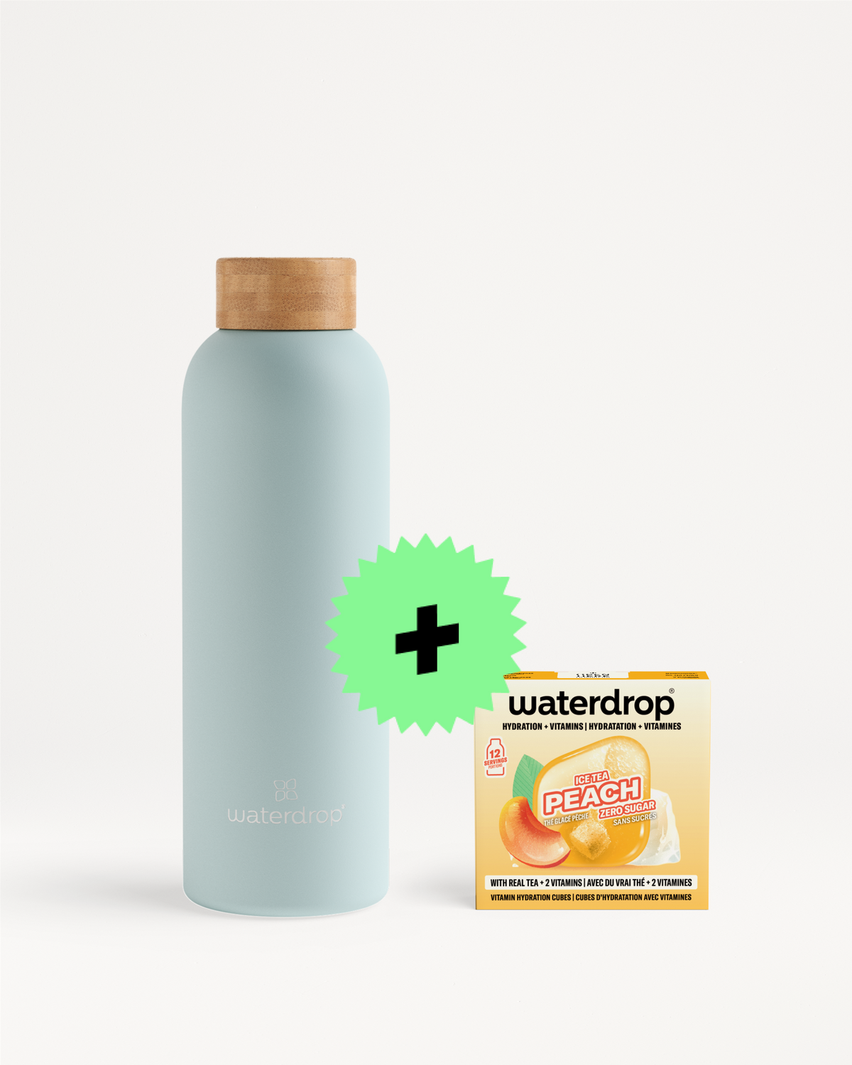 Hellblaue wiederverwendbare Trinkflasche mit Holzdeckel neben einer Waterdrop-Box mit Pfirsich-Geschmack und einem grünen Plus-Symbol.