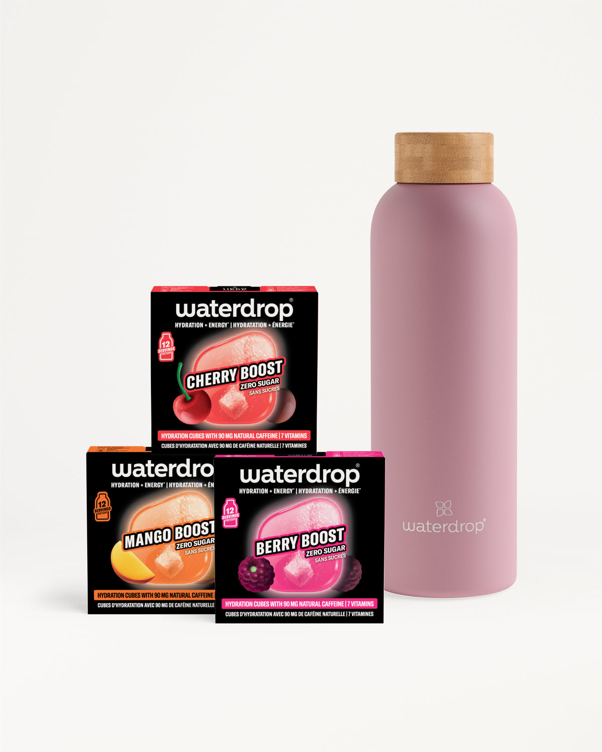 Drei Flavor-Boost-Boxen und eine pinke Mehrwegflasche mit Holzdeckel.
