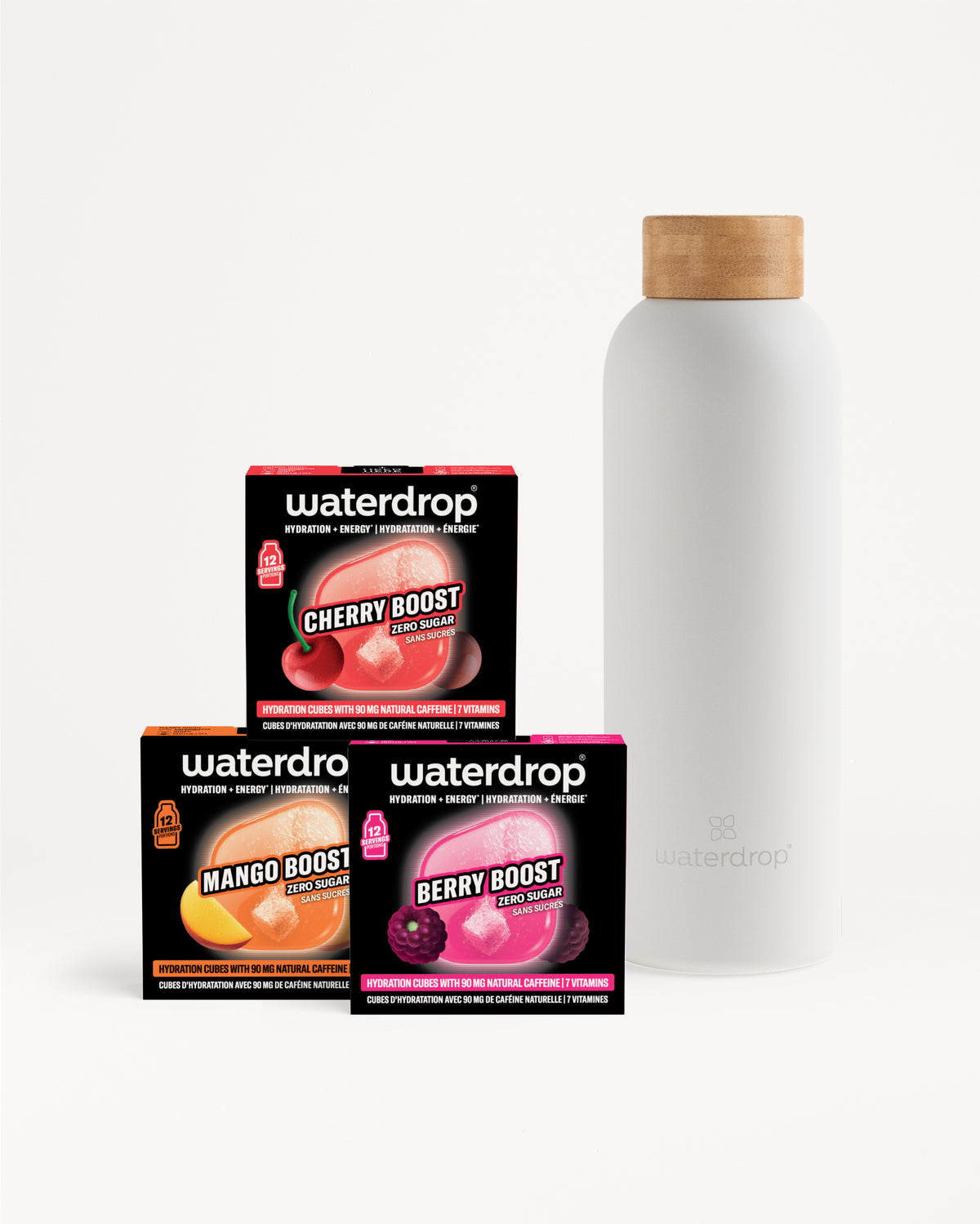 Drei Waterdrop Flavor Boost Boxen (Kirsche, Mango, Beeren) neben einer weißen Flasche mit Holzdeckel.