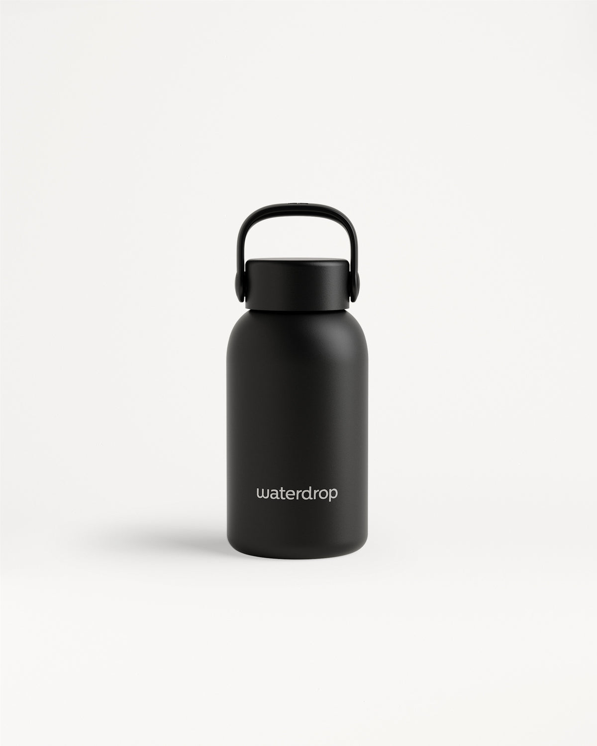 Schwarze isolierte Flasche mit gebogenem Griff und mattem Finish vor hellem Hintergrund.