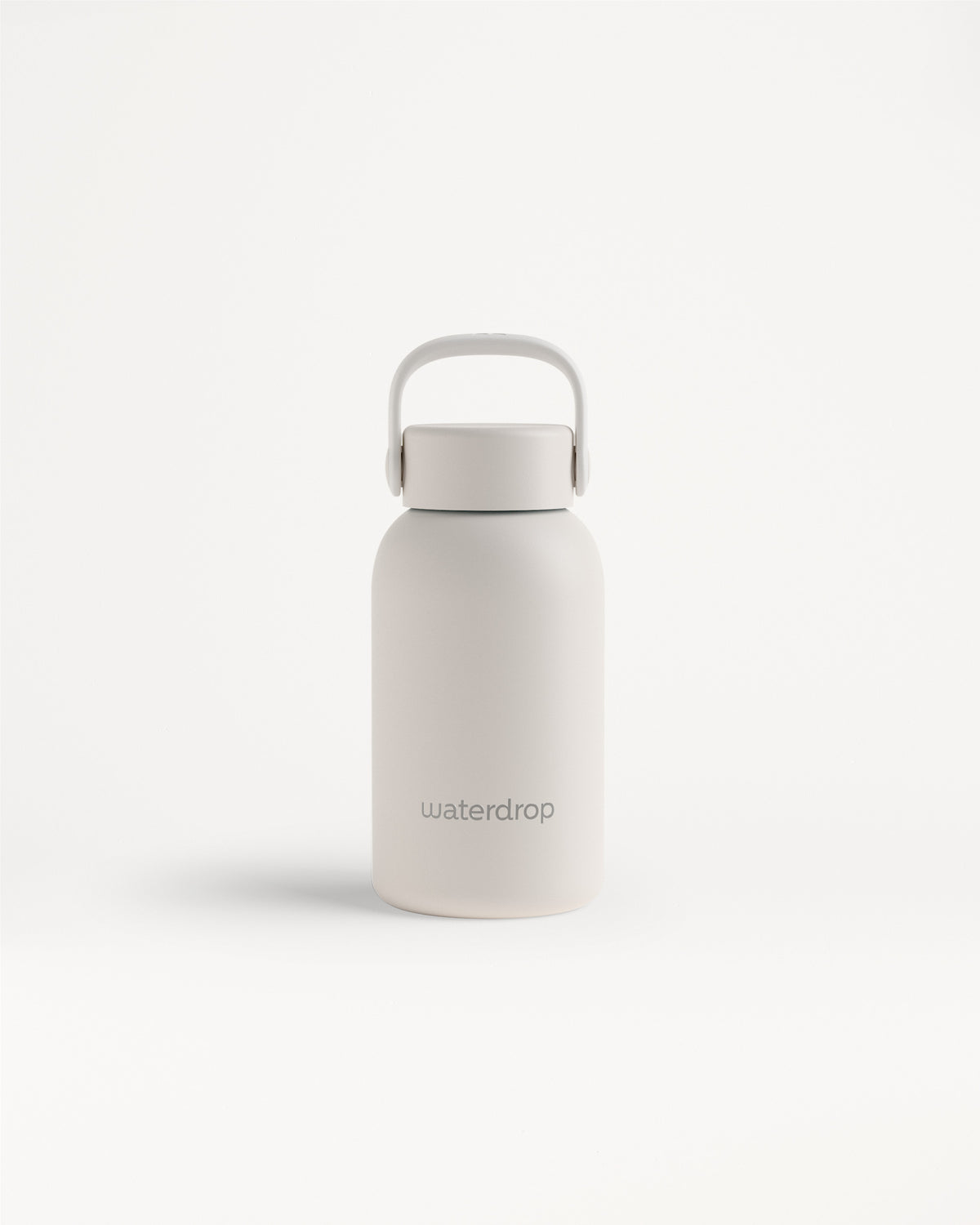 Weiße Flasche mit hellgrauem Deckel und Griff vor hellem Hintergrund.