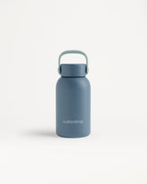 Blaue Isolierflasche mit Griff vor weißem Hintergrund.
