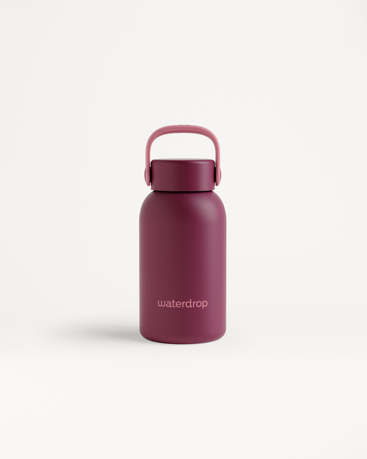 Magenta wiederverwendbare Wasserflasche mit gebogenem Griff vor weißem Hintergrund.