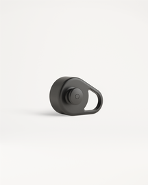 Pull-Up Cap: Matte-schwarzer Bluetooth-Tracker mit integriertem Loop und Knopf.