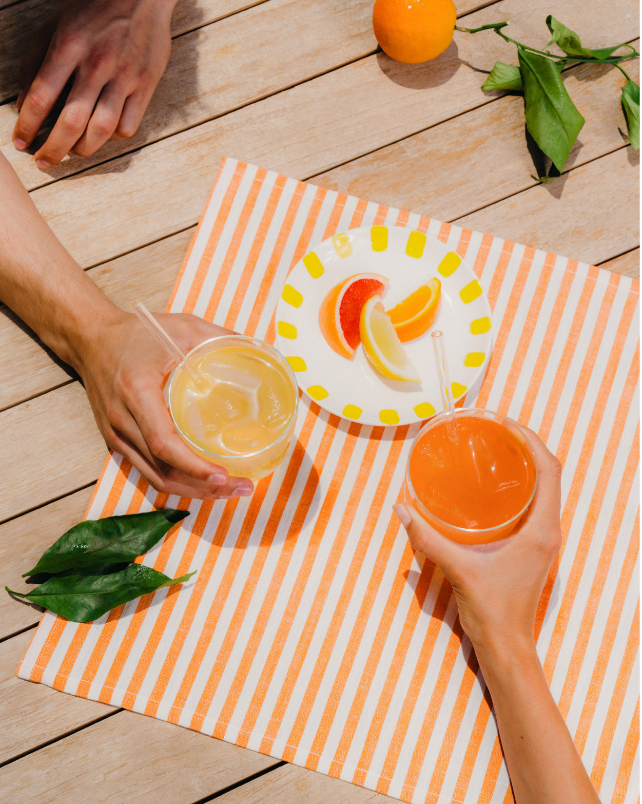 Best of Summer Set mit Zitrus- und Beeren-Getränken.