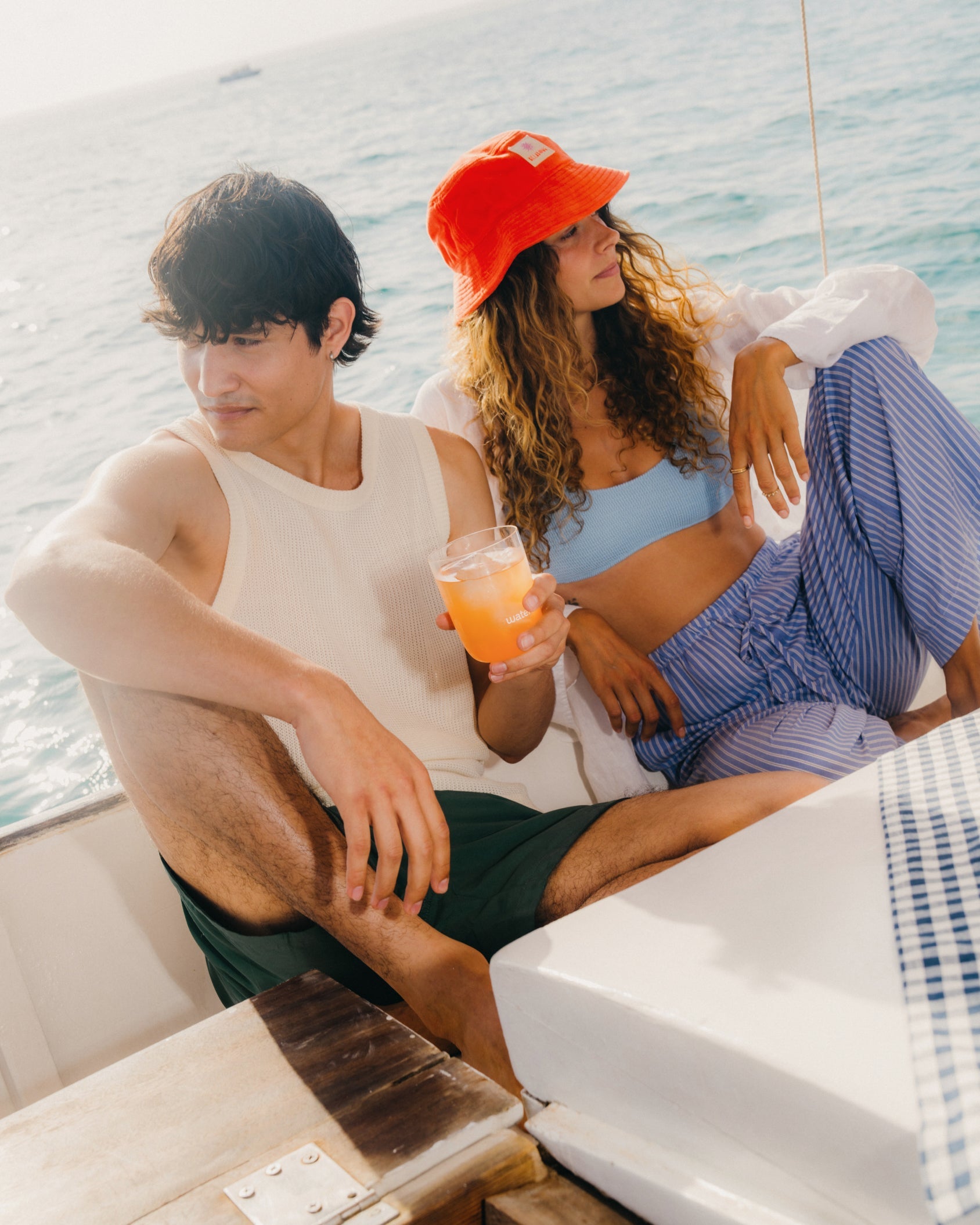 Best of Summer Set auf einem Boot genießen.