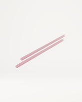 Wähle dein Goodie: Zwei schlanke, durchscheinende pinke Röhren.