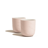 Moderne Marble Teacups mit geprägtem vierblättrigem Logo.